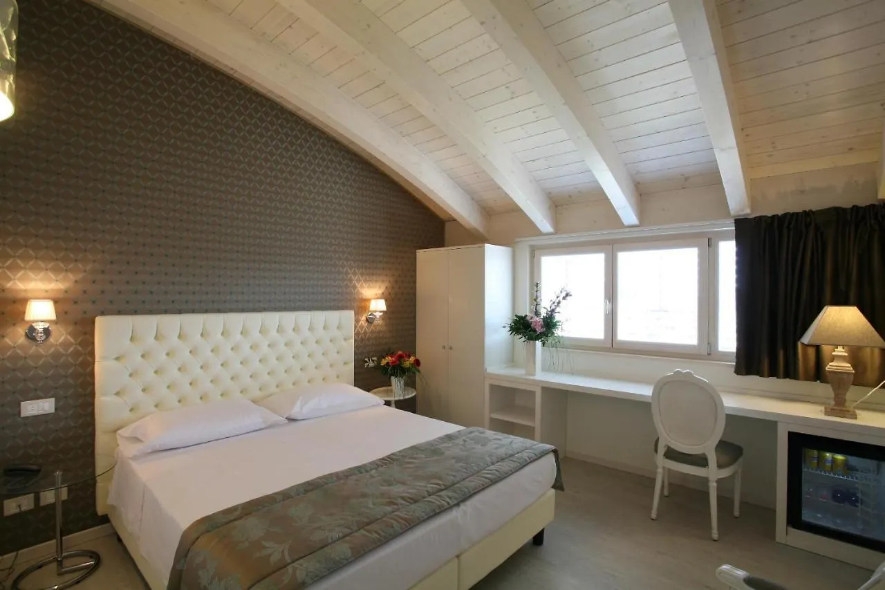 Nuova Opera Rooms Verona 2*,  Italy