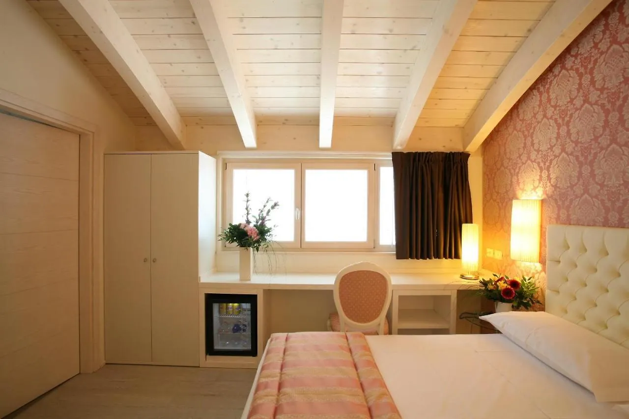 Nuova Opera Rooms Verona 2*,  İtalya